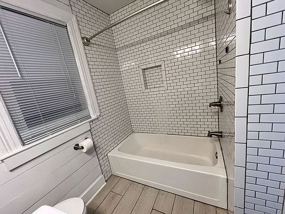 Bathroom / Subway tile tub surround