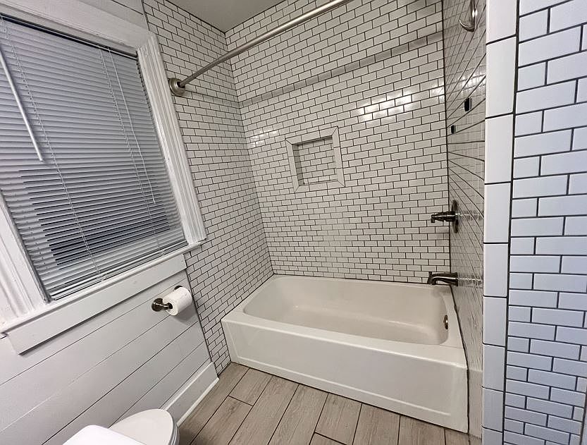 Bathroom / Subway tile tub surround
