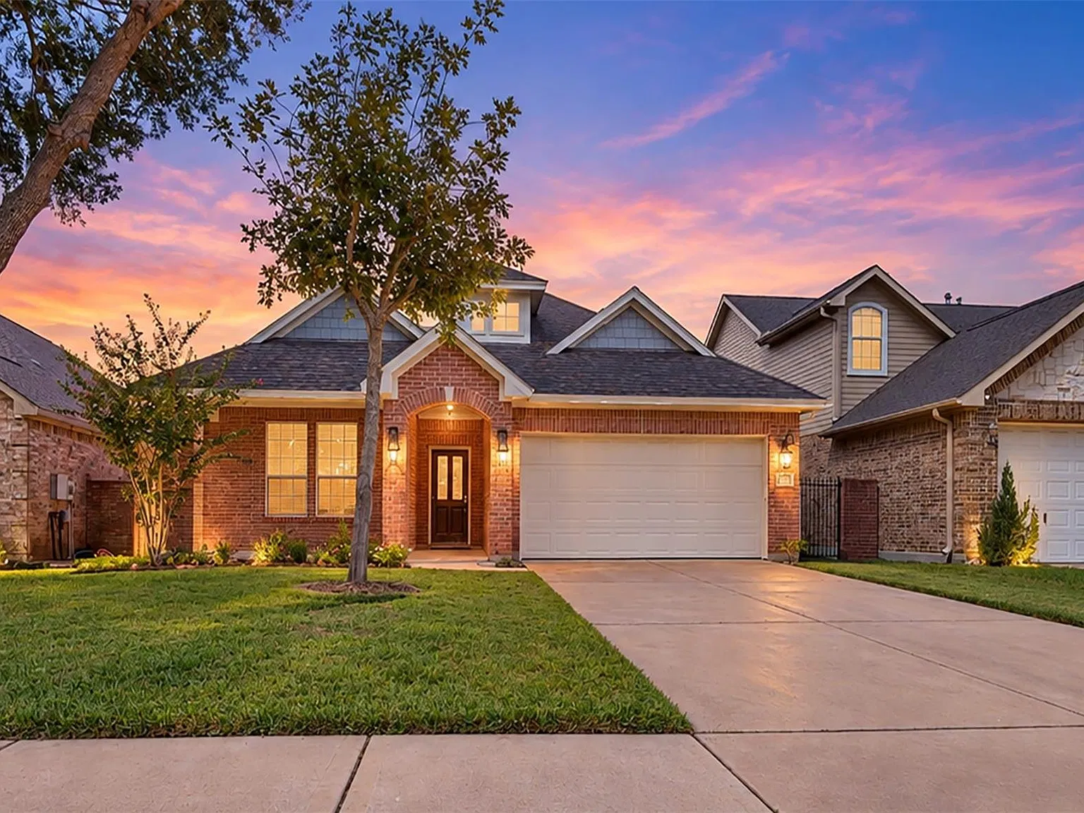 3 bed, 2.5 bath, 2352 sqft, $2,500 — Photo 1