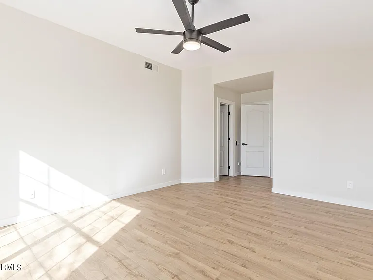 1018 W Kings Ave — Photo 21