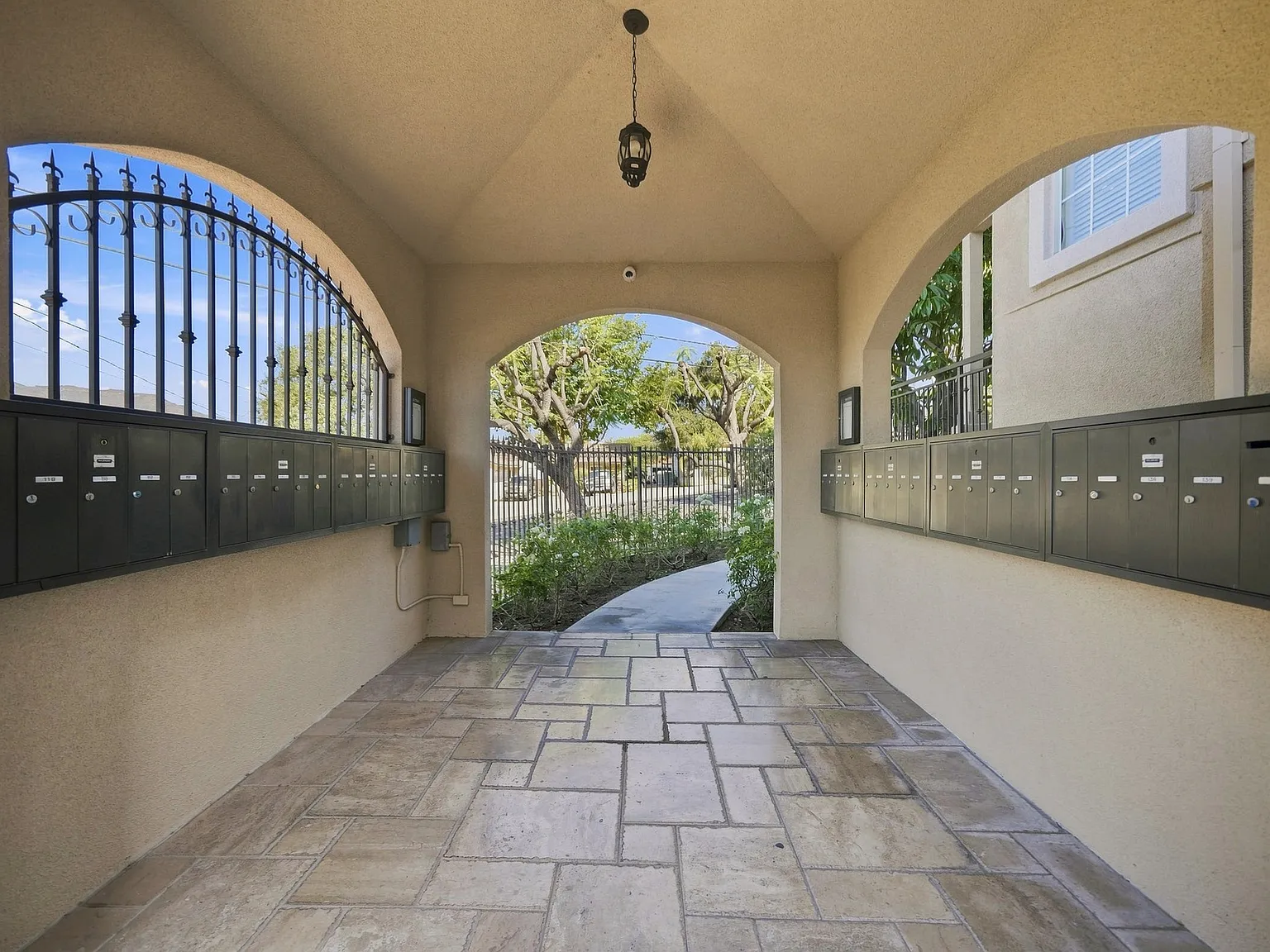3 bed, 2420 sqft, $4,850 — Photo 2
