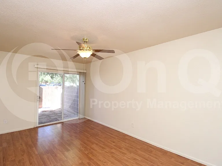 601 N May #5 — Photo 17