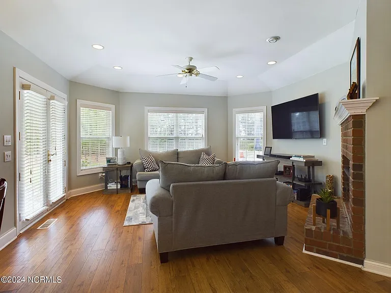 4 McQueen Pl — Photo 7