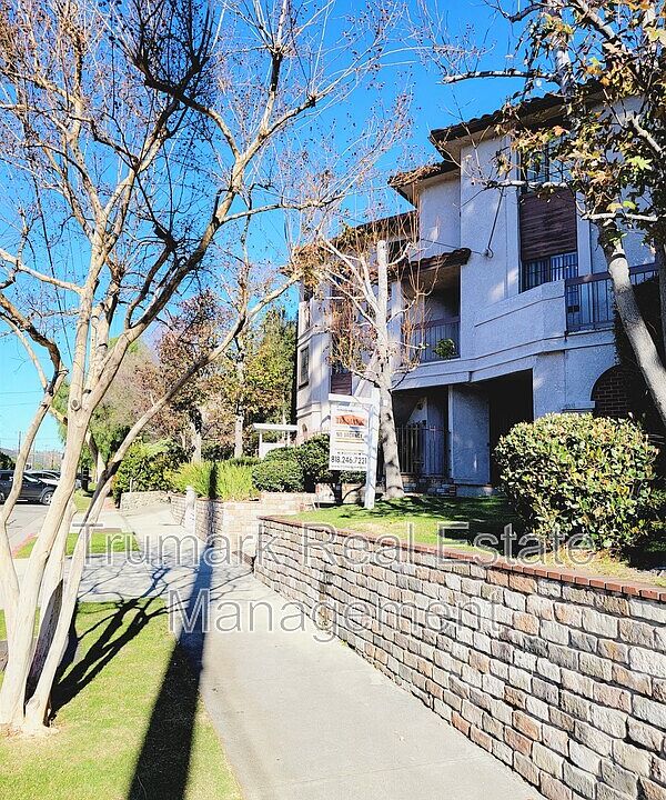 1st image of 2923 Montrose Ave APT 101