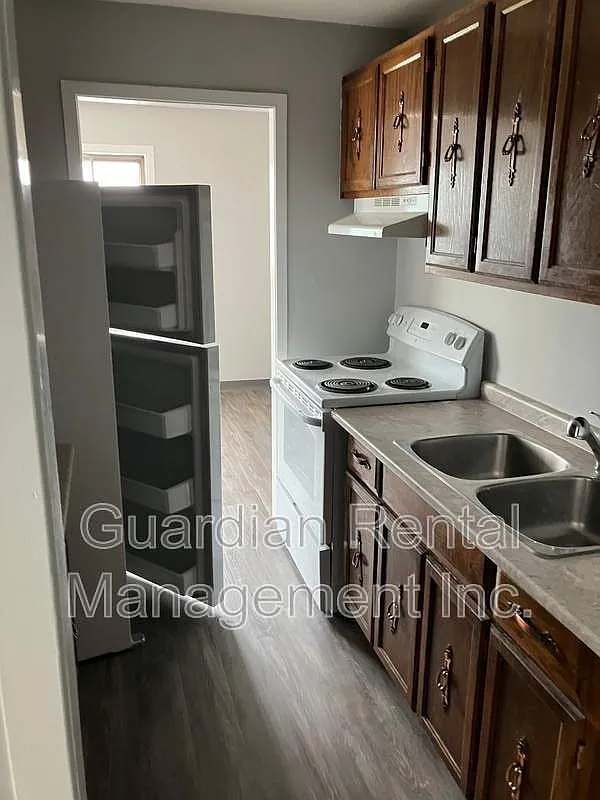 3 bed, 1.0 bath, $1,000 — Photo 2