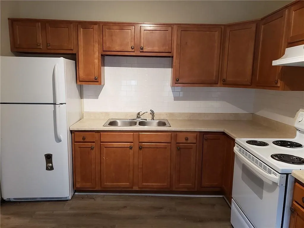 6 bed, 2.0 bath, 2000 sqft, $2,400 — Photo 3