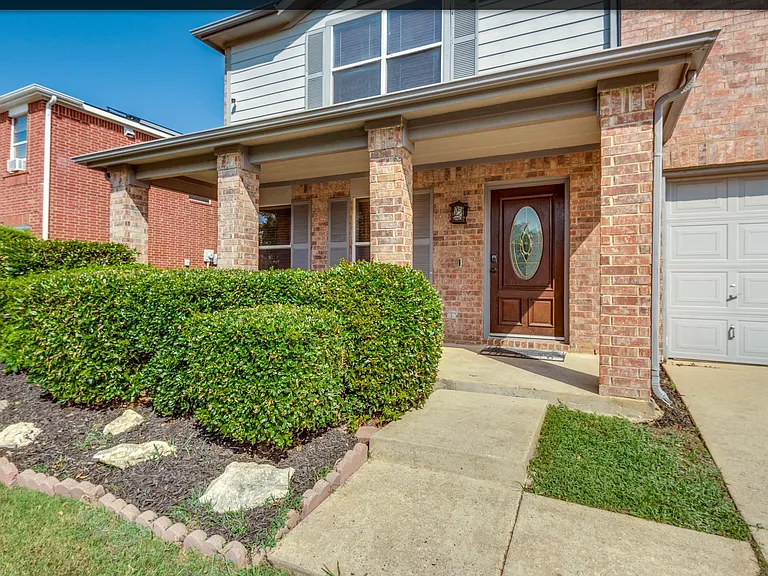 212 Prentice Dr — Photo 1