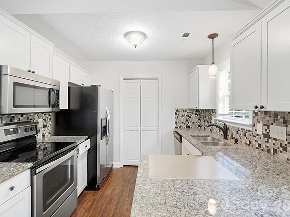 4th image of 5075 Drake Pond Ln