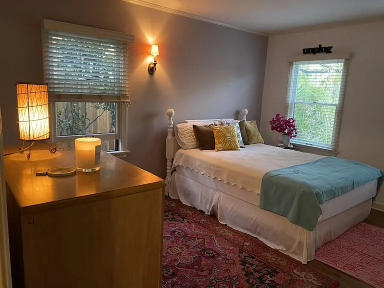 1136 Cordova Ave — Photo 1