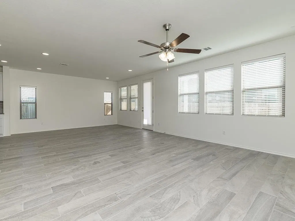 4 bed, 3.0 bath, 2592 sqft, $2,600 — Photo 3