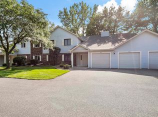950 Heritage Ct E, Vadnais Heights, MN 55127