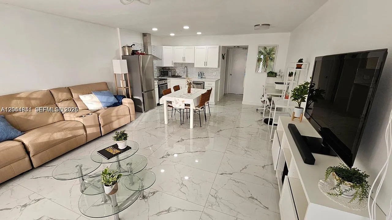 Oakridge S Condo — Photo 2
