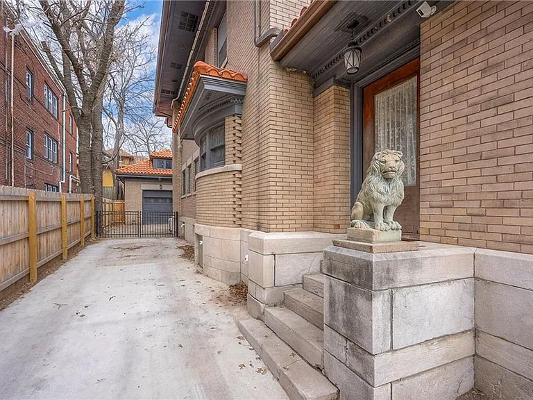 712 E Armour Blvd — Photo 25