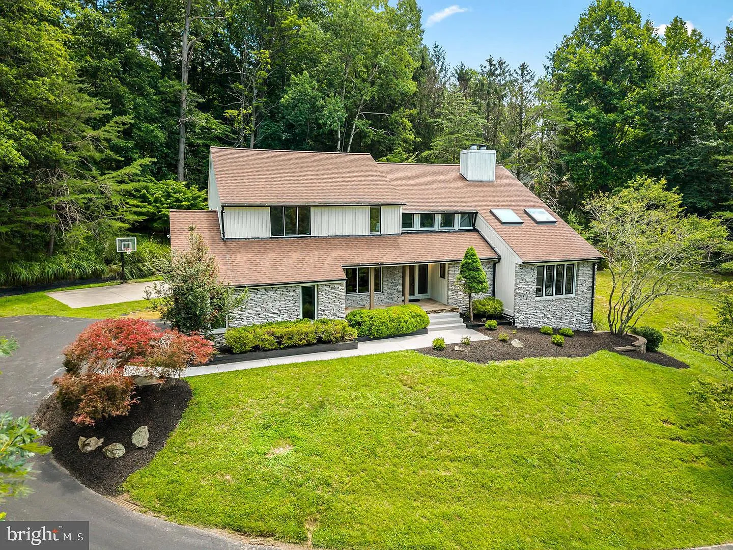 6 bed, 4.5 bath, 3892 sqft, $10,000 — Photo 1