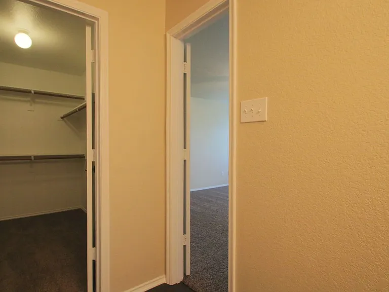 557 Winbridge Ln — Photo 15