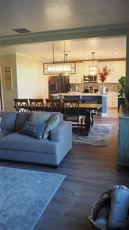5 bed, 2.5 bath, 2621 sqft, $2,550 — Photo 2