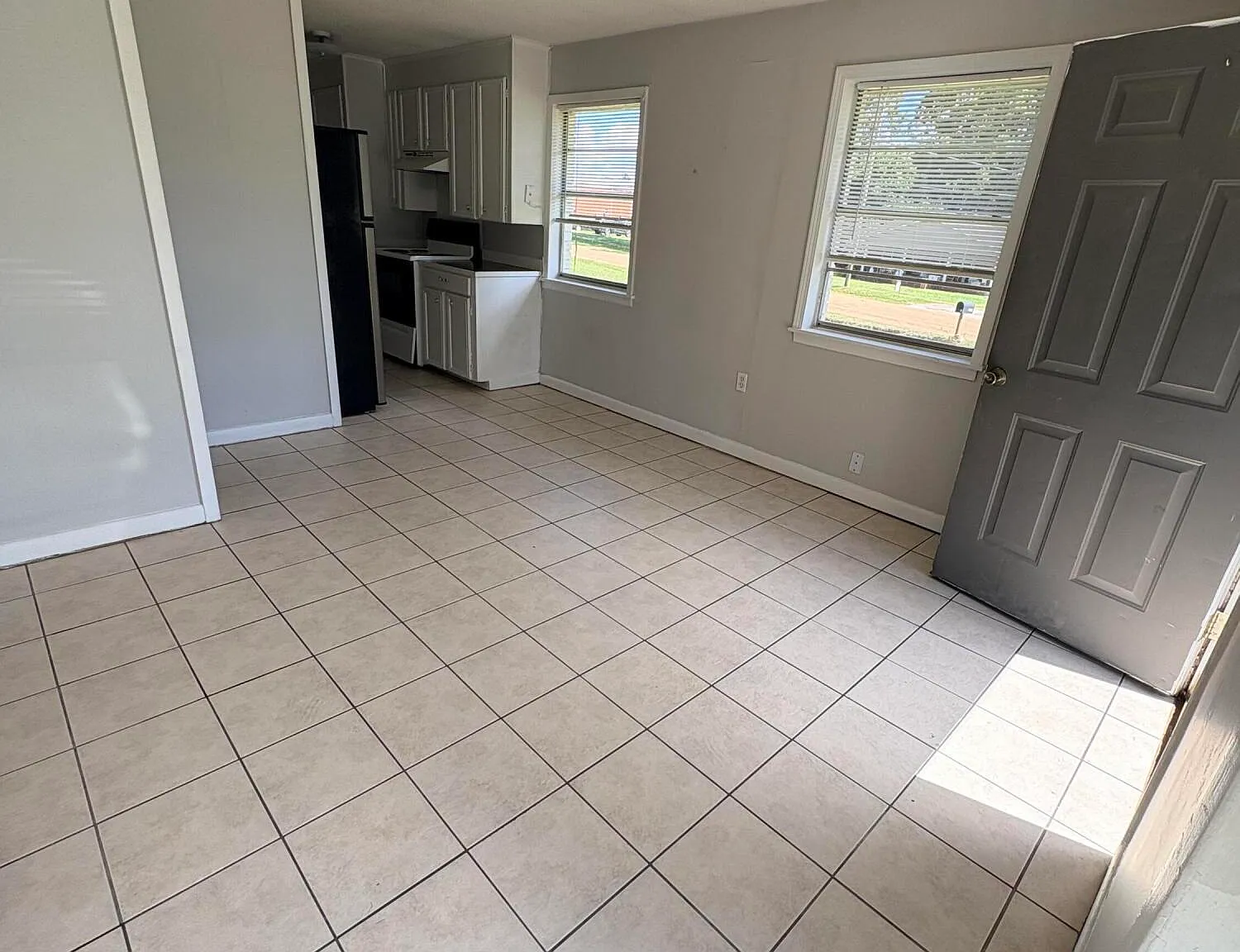 2 bed, 1.0 bath, $750 — Photo 2