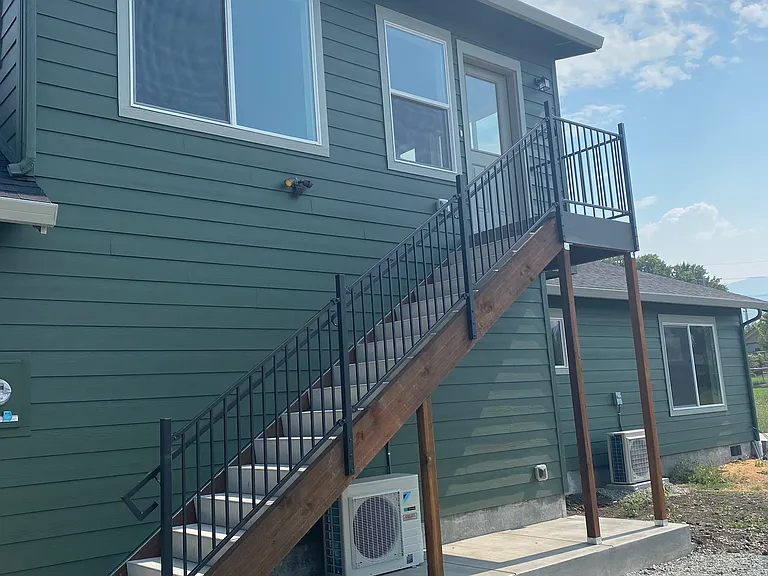 330 Lithia Ave — Photo 2