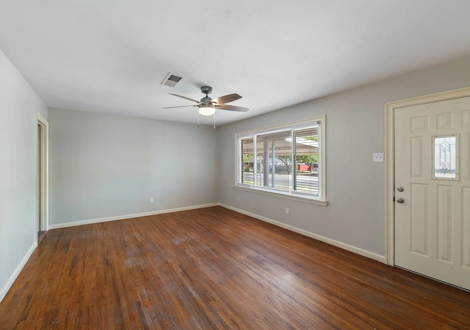 Available Now-Charming Sunlit 2-Bed Home With Chef's Kitchen, Hardwood Floors & Extra Parking — Photo 3