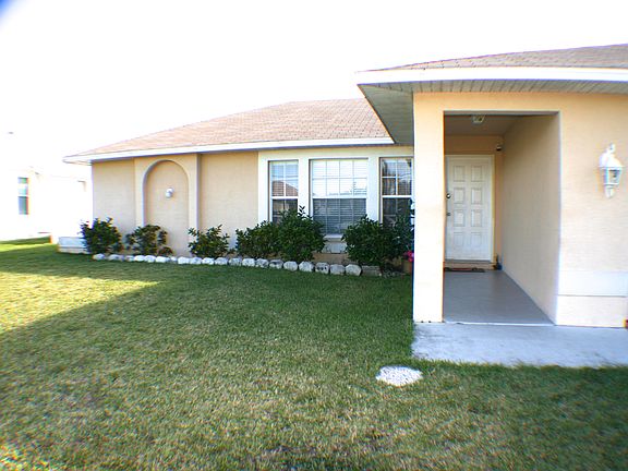 2nd image of 523 NE 19th Pl