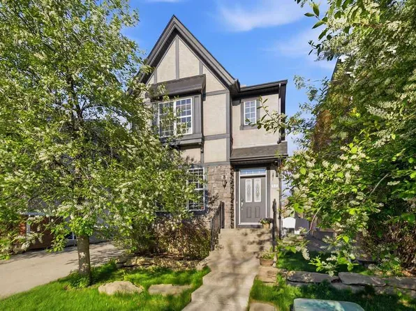 122 E Ypres Grn SW, Calgary, AB T2T 6M1
