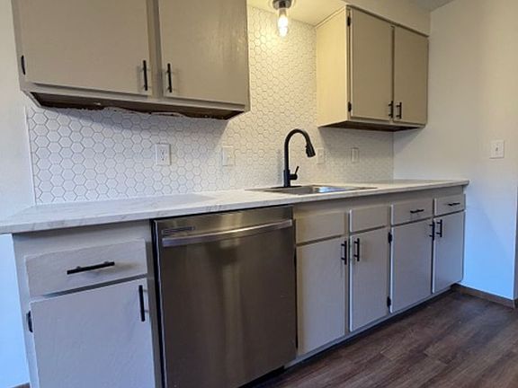 4th image of 912 W Charles St APT B