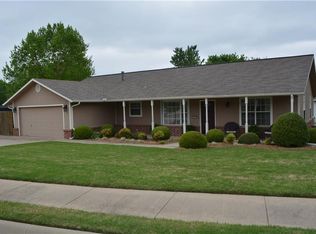 592 W Oaklawn Dr, Springdale, AR 72764