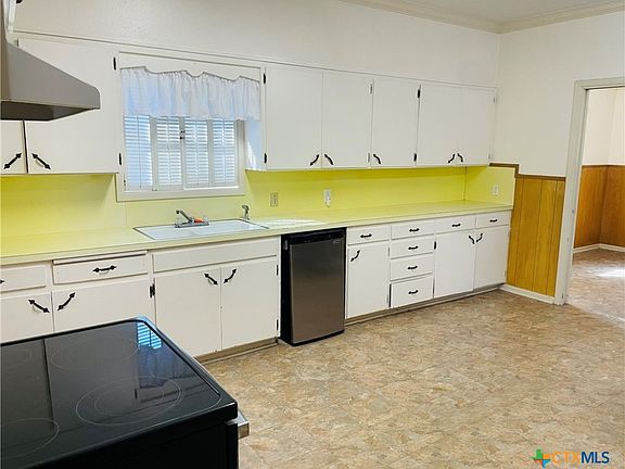 5th image of 302 W French St