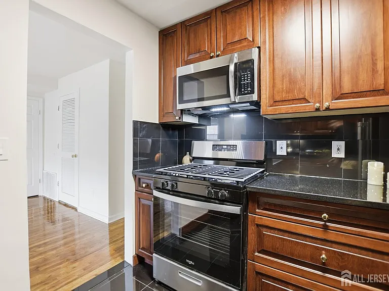 71 College Dr — Photo 3