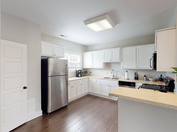 5th image of 221 Wells Street