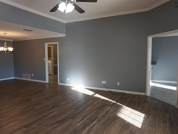 4th image of 3017 Whitehall Ln