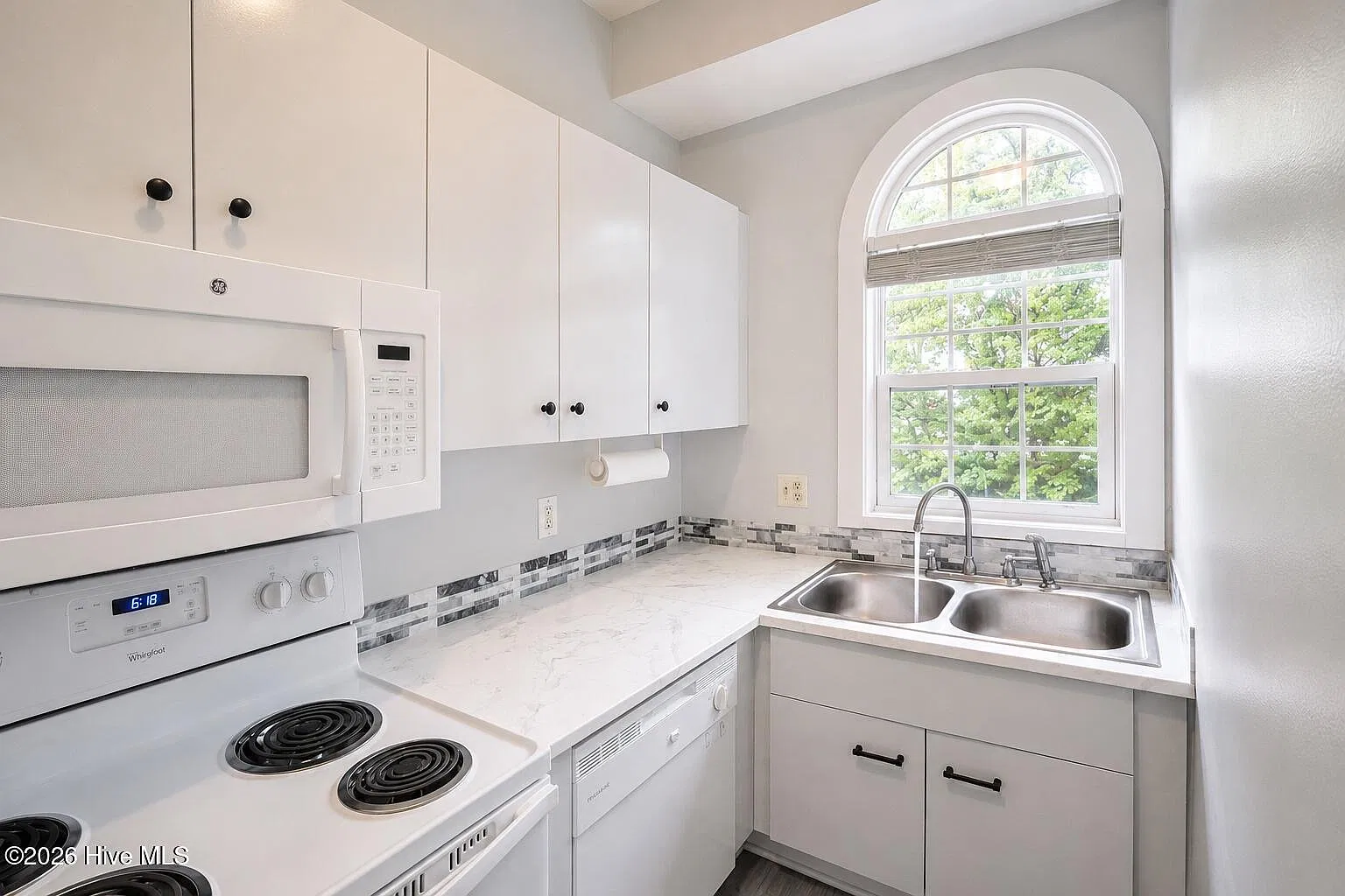 2 bed, 2.0 bath, 910 sqft, $1,400 — Photo 4