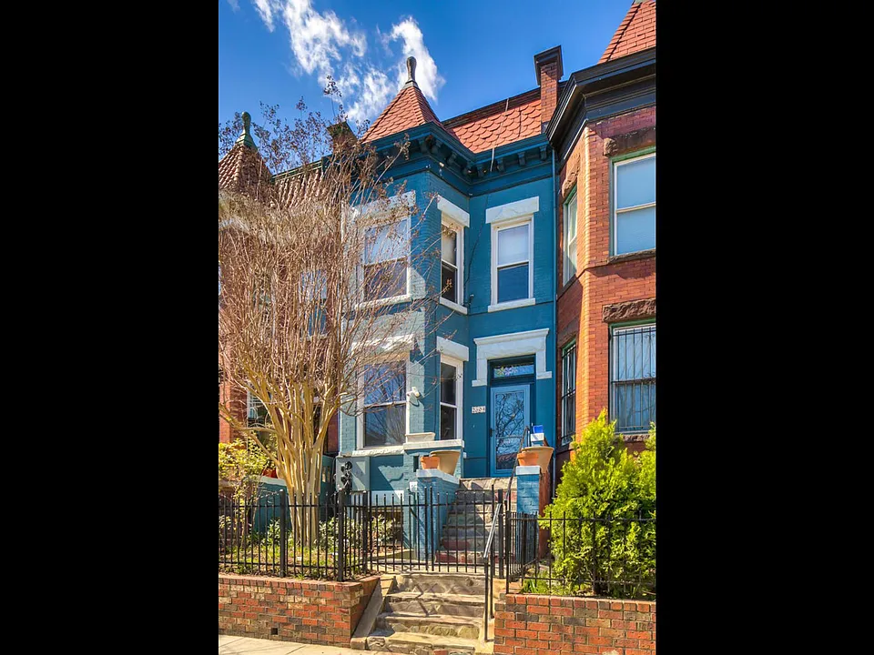 2604 Mozart Pl front