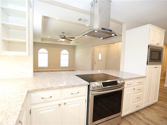 2nd image of 328 College St