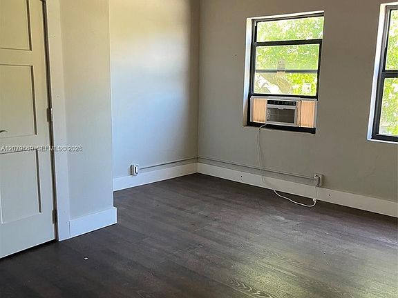 3rd image of 821 N Tamarind Ave #B