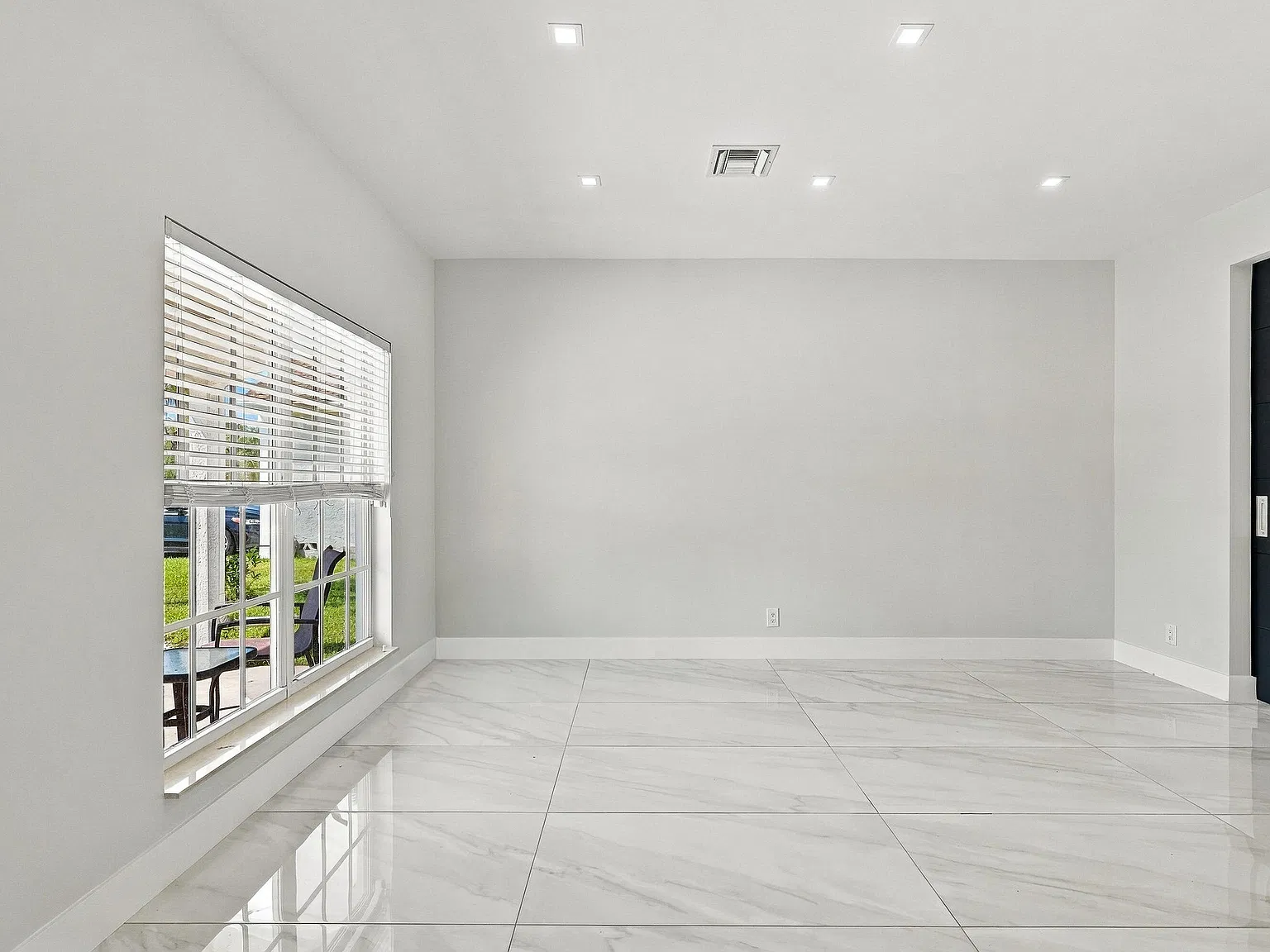 4 bed, 2.5 bath, 2292 sqft, $6,000 — Photo 3