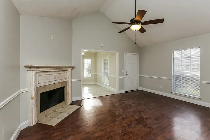 2038 Red Oak Dr — Photo 2