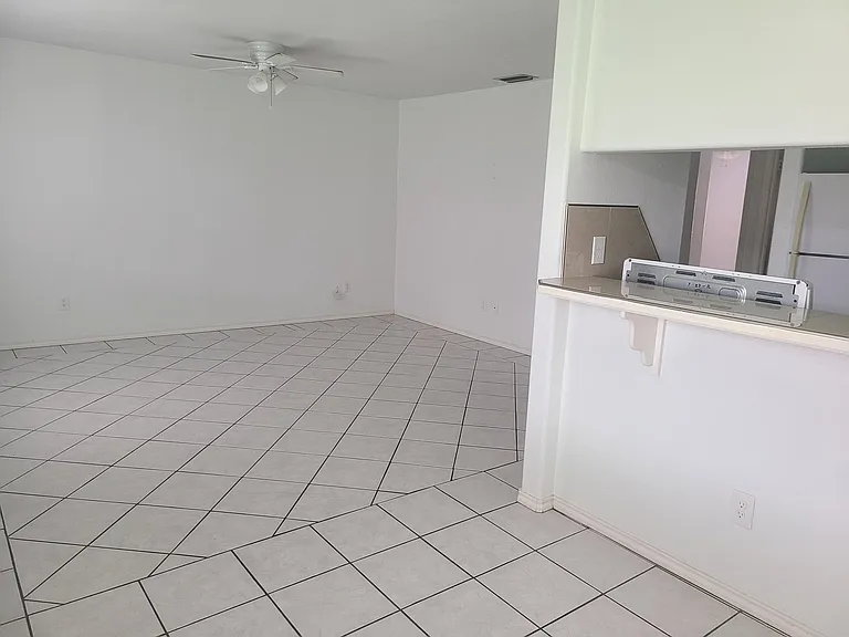 1621 W Samano St — Photo 3