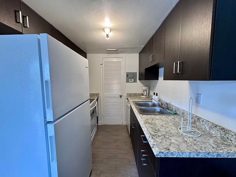202 Lucerne Ave #12 — Photo 6