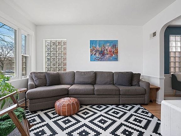 4th image of 5846 W Leland Ave