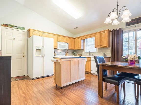 5th image of 3370 Village Ct NE