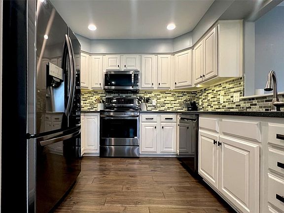 4th image of 539 Bently Dr