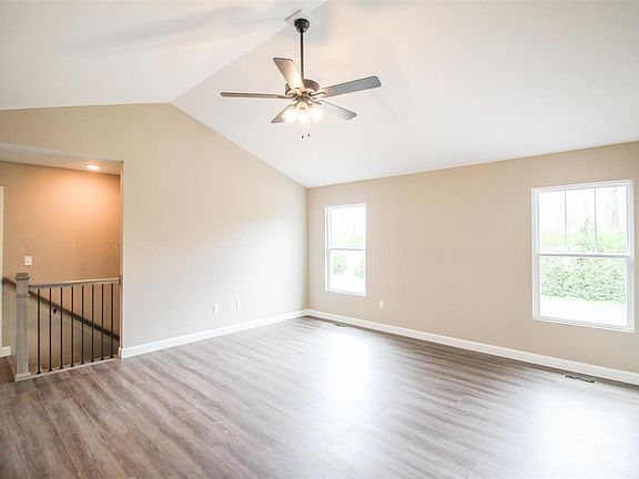 4th image of 213 Emerald Way W
