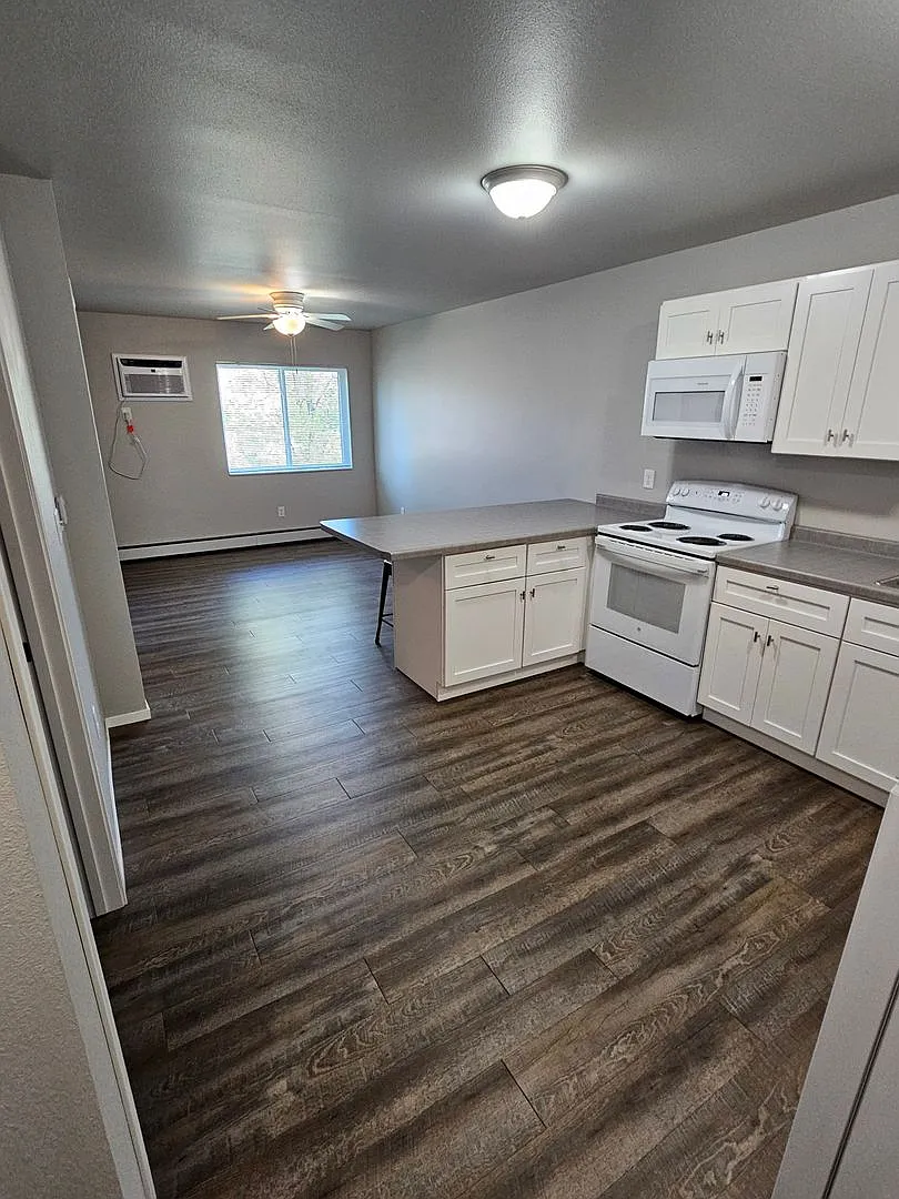 Plaza View Apartments — Photo 3