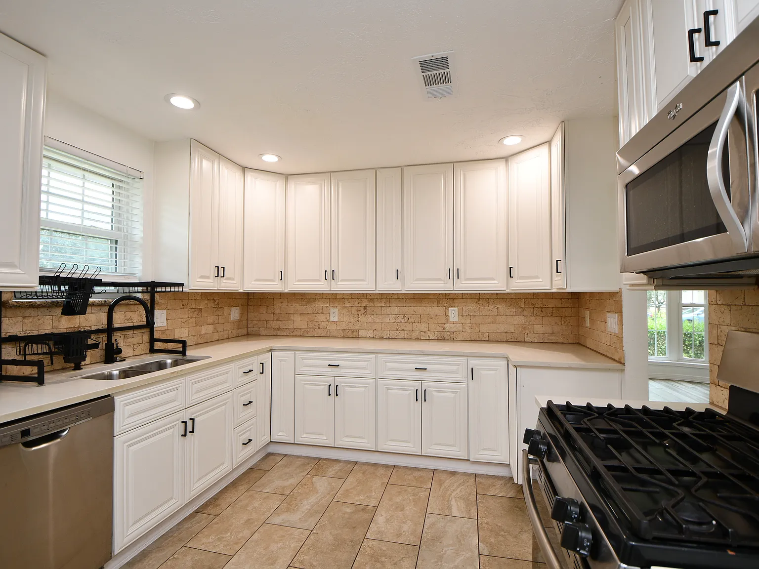 4 bed, 2065 sqft, $2,400 — Photo 2