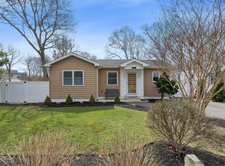 24 Woodridge Rd, Hampton Bays, NY 11946
