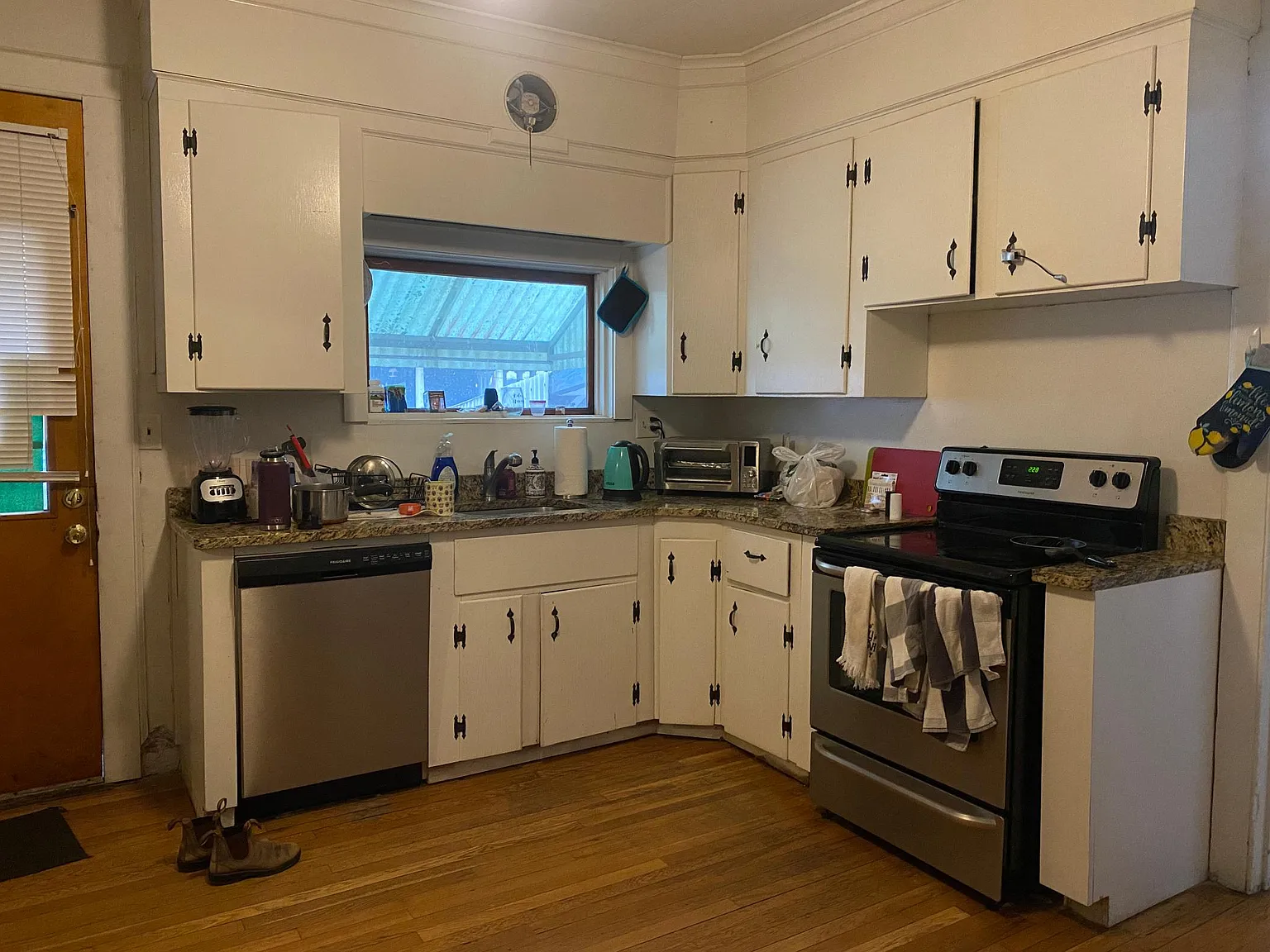6 bed, 2856 sqft, $4,500 — Photo 2