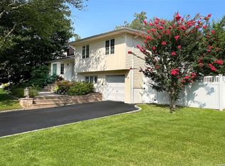 3 Lesley Ln, Old Bethpage, NY 11804