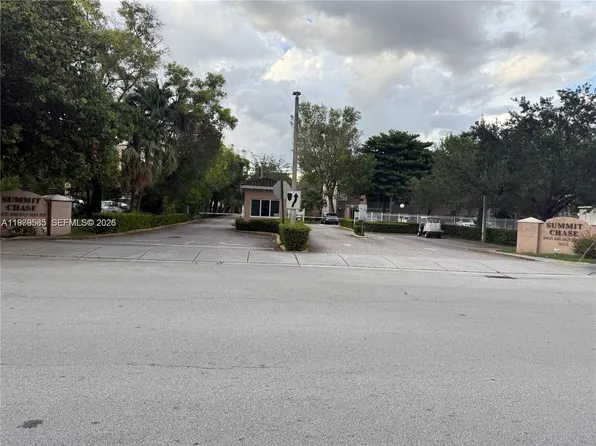 8405 NW 8th St APT 304, Miami, FL 33126