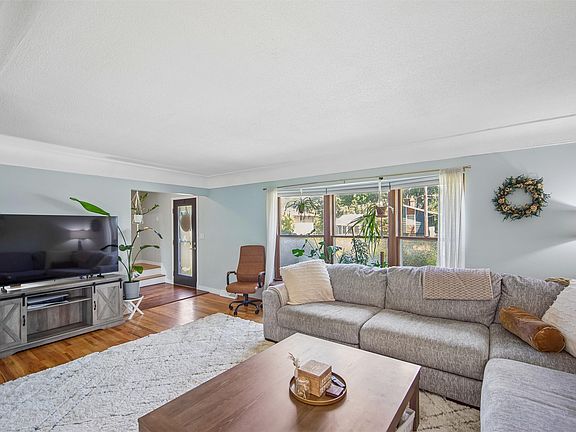 3rd image of 3834 Hillcrest Dr